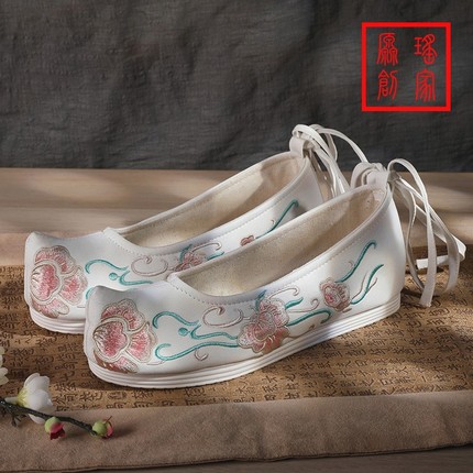 春夏古装鞋子女古风汉服搭配古代内增高绣花原创翘头平底弓鞋明制