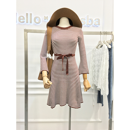 DRESSBA简约横条纹七分喇叭袖针织连衣裙秋冬女