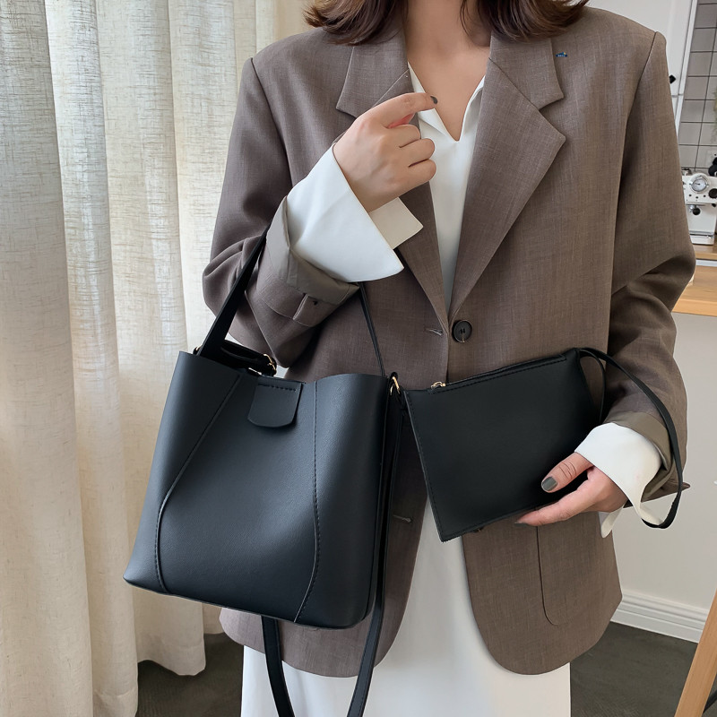 法国小众包包女2019新款时尚港风复古大容量水桶包洋气百搭单肩包 - 封面