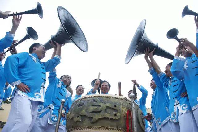 川江号子,历史极为悠久,由号工领唱,众船工帮腔,合唱的一种一领众和式