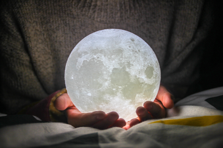 摘颗月亮送给你,捧在手心照亮你