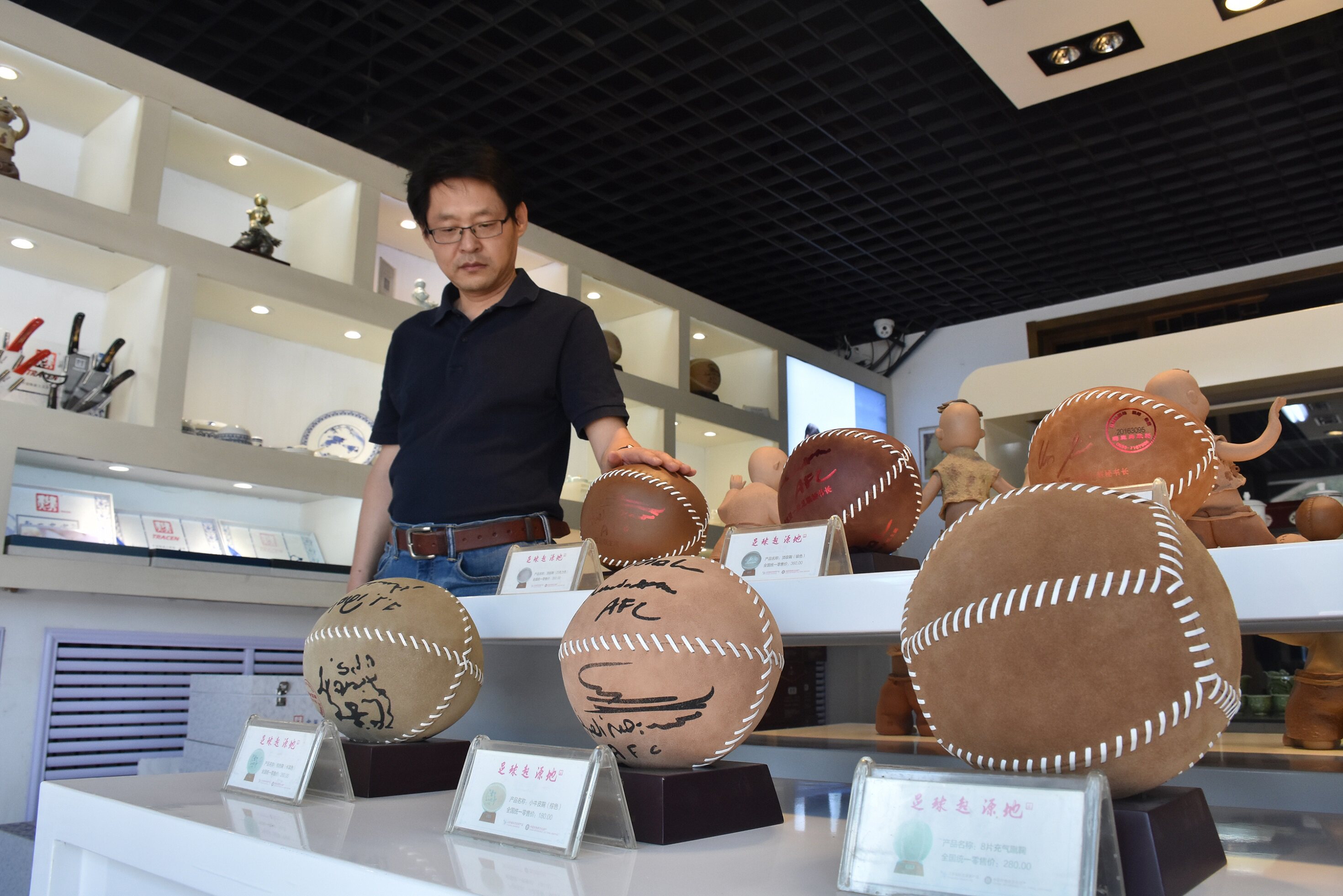 山东60后手工做蹴鞠 14年卖40万个