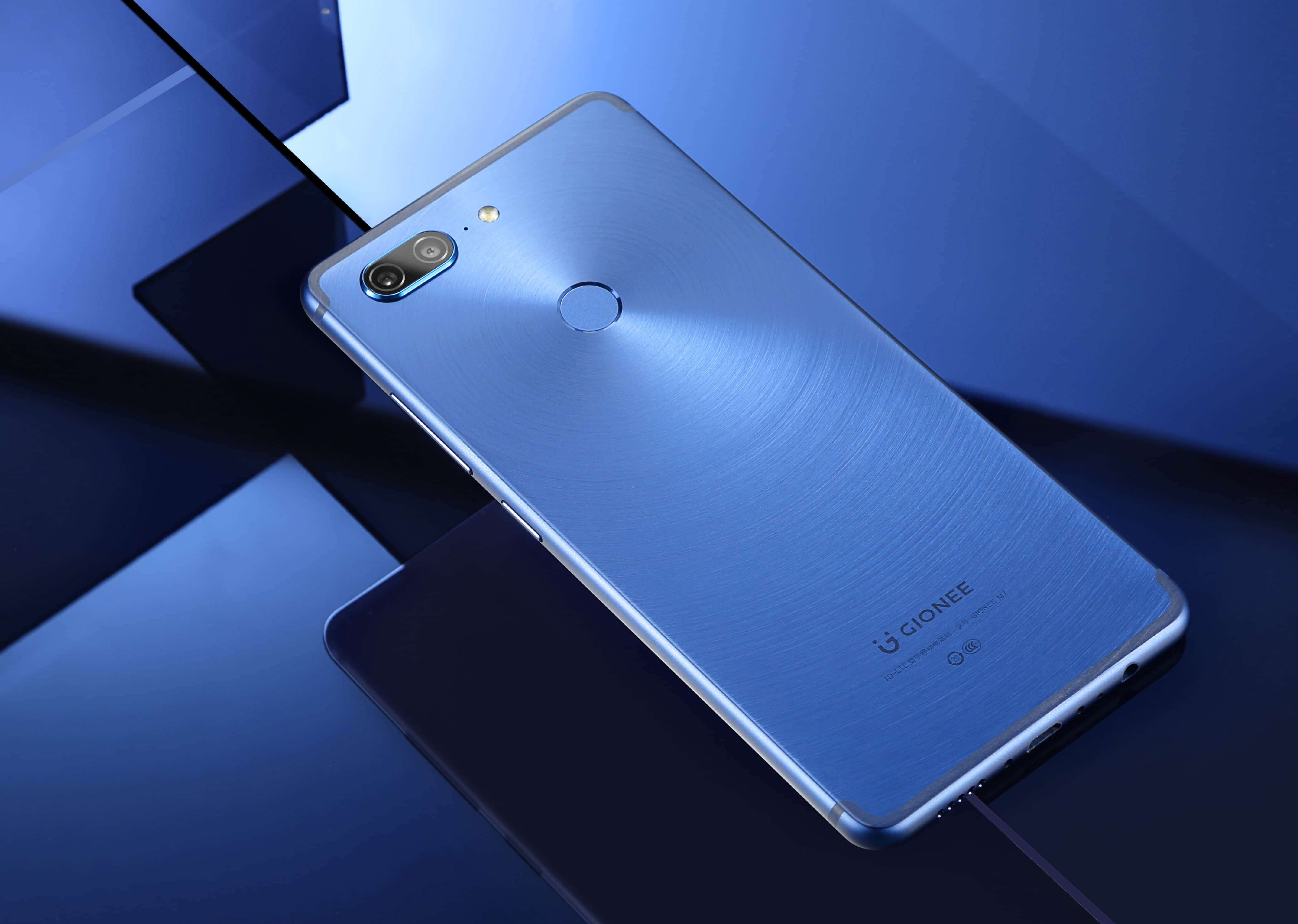 金立m7亮屏照曝光:你看它,美吗?