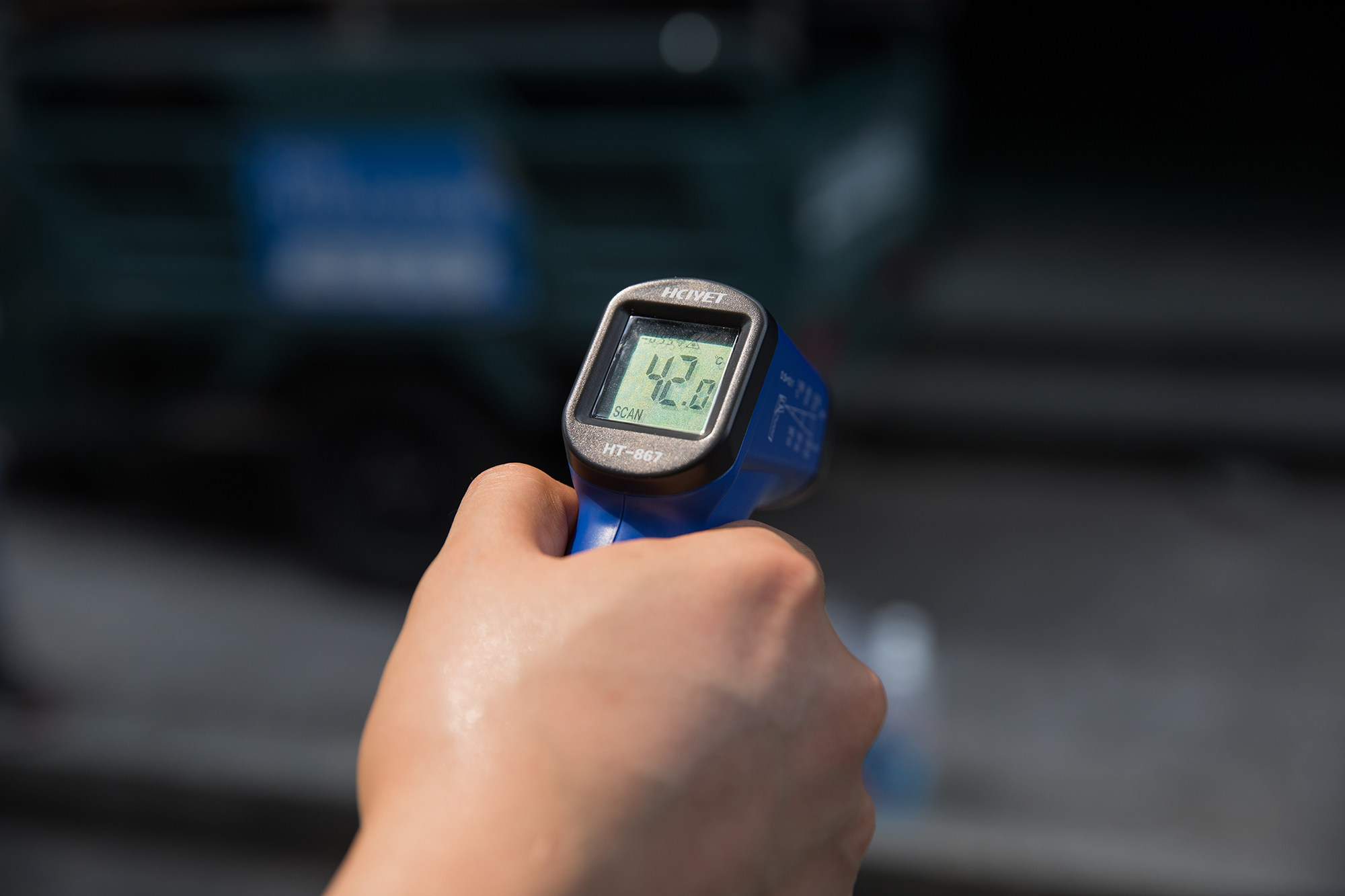 记者在烈日下现场测试,衣服表面的最高温度为42℃,但快递员的体感温度