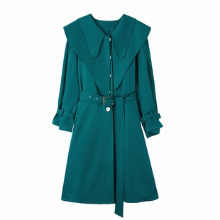 墨绿色风衣女