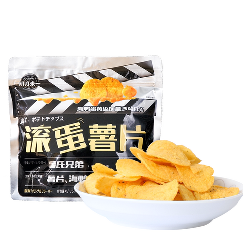 明月东一网红咸蛋黄滚蛋薯片82g日本风味非膨化休闲零食整箱