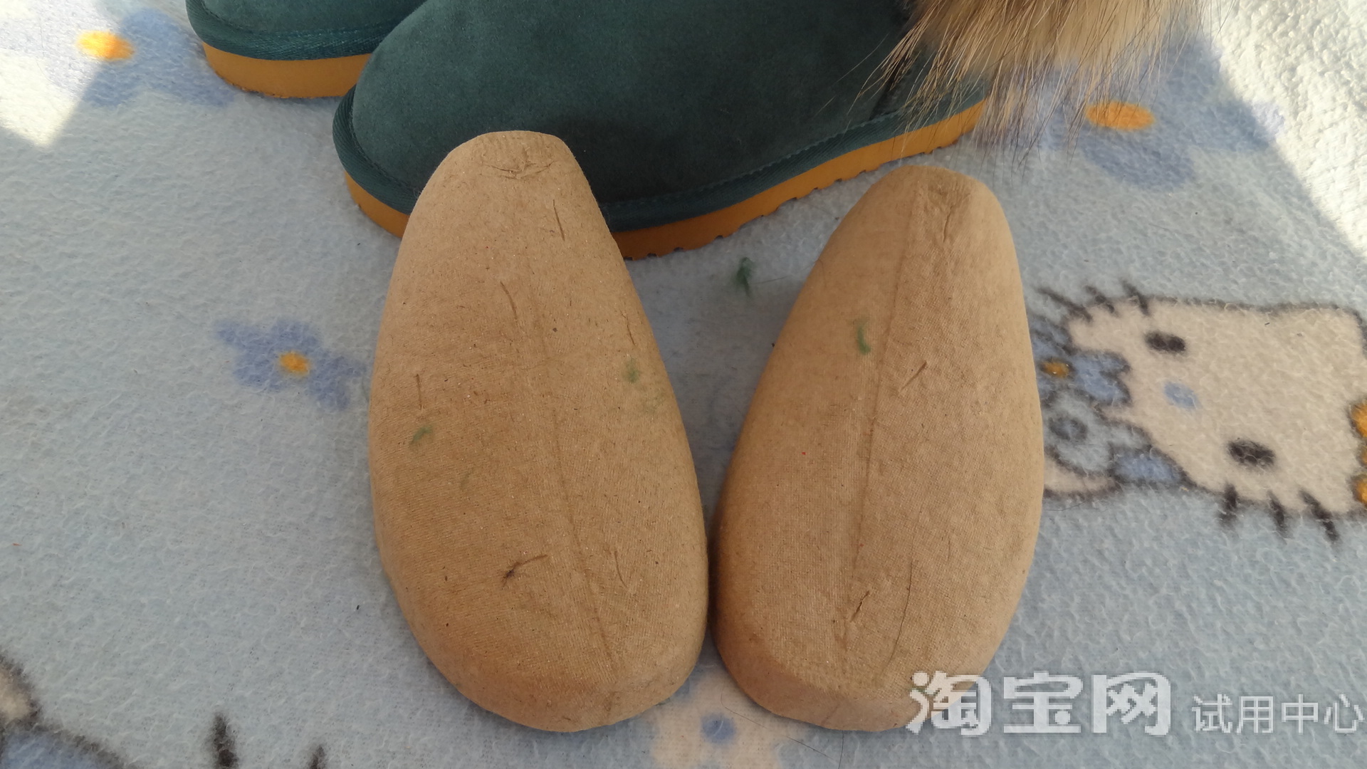 我想要试鞋子的时候,忽然感到脚触碰到一个硬硬的东西,拿出来,竟然是