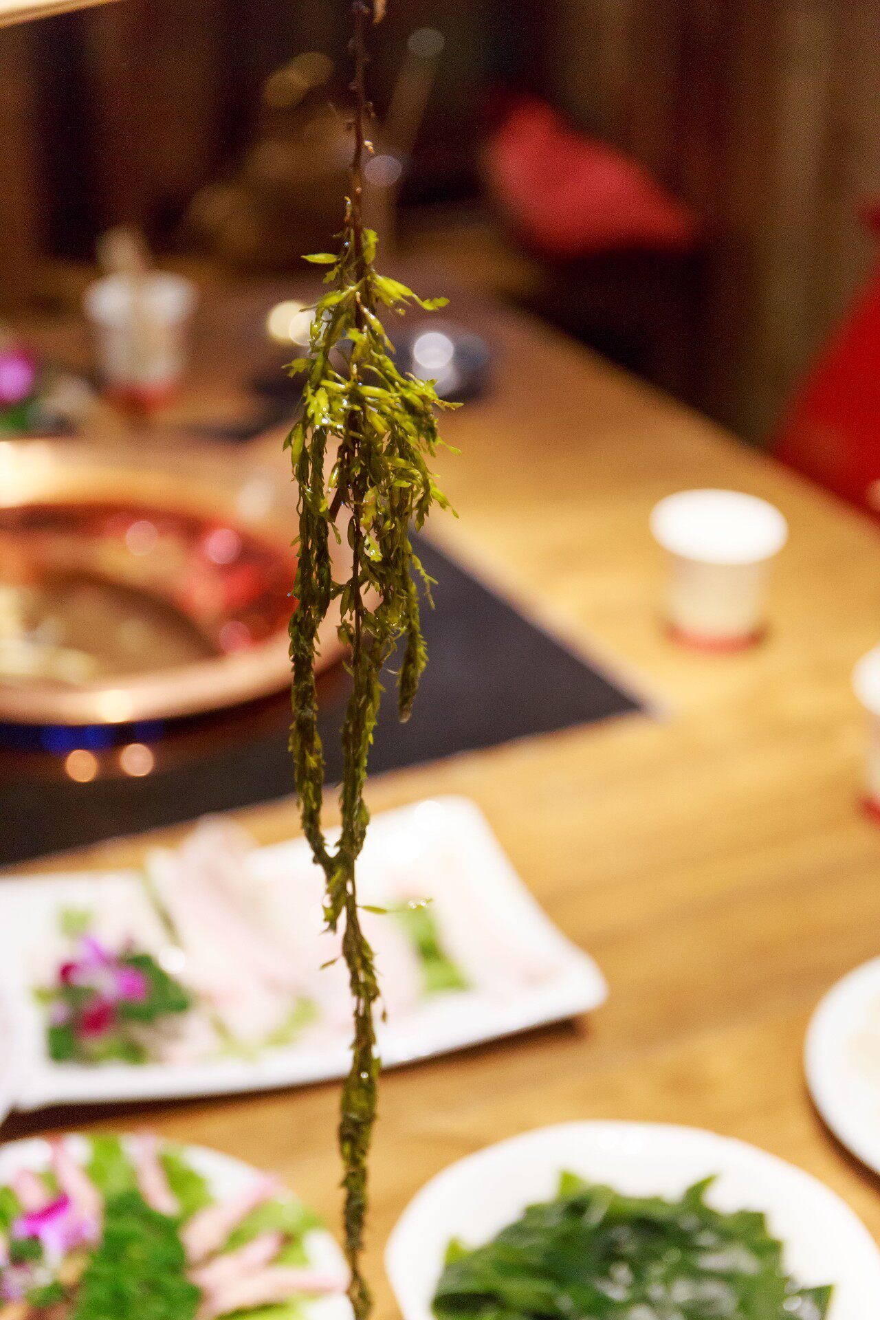 端上来根本不知道这团绿色的是什么菜,  询问老板后才得知,叫做鞭炮菜