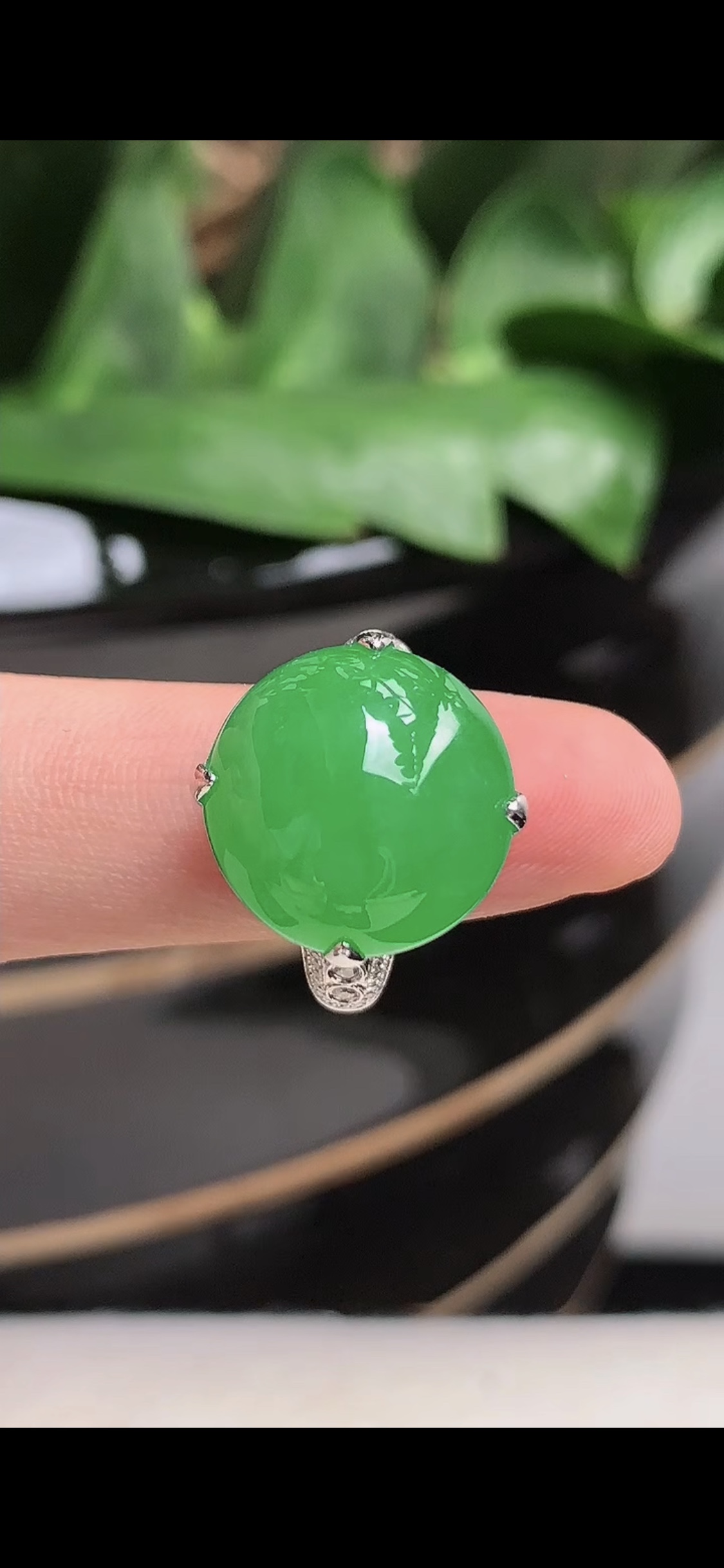 天然a货翡翠18k金豪华伴钻镶嵌冰种满绿蛋面戒指缅甸老坑玉石珠宝