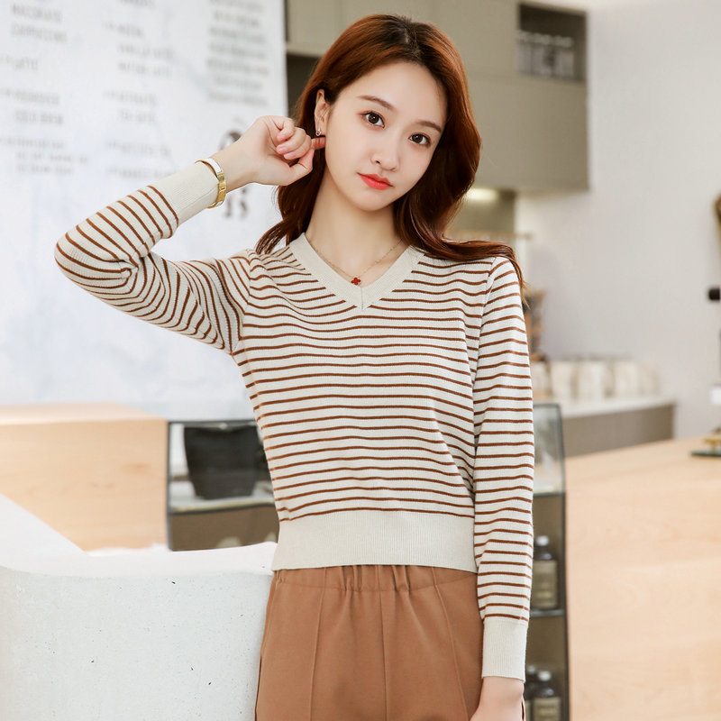 今年流行的条纹毛衣女短款v领小个子设计感高腰加厚鸡心领针织衫