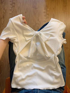 后背镂空蝴蝶结短袖t恤女夏季设计感别致辣妹带胸垫修身短款上衣