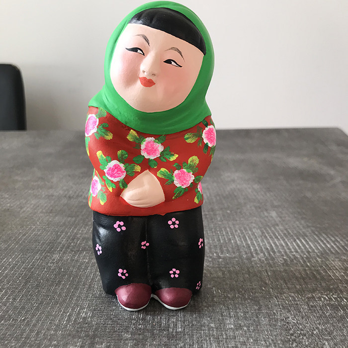 > 泥塑人物摆件