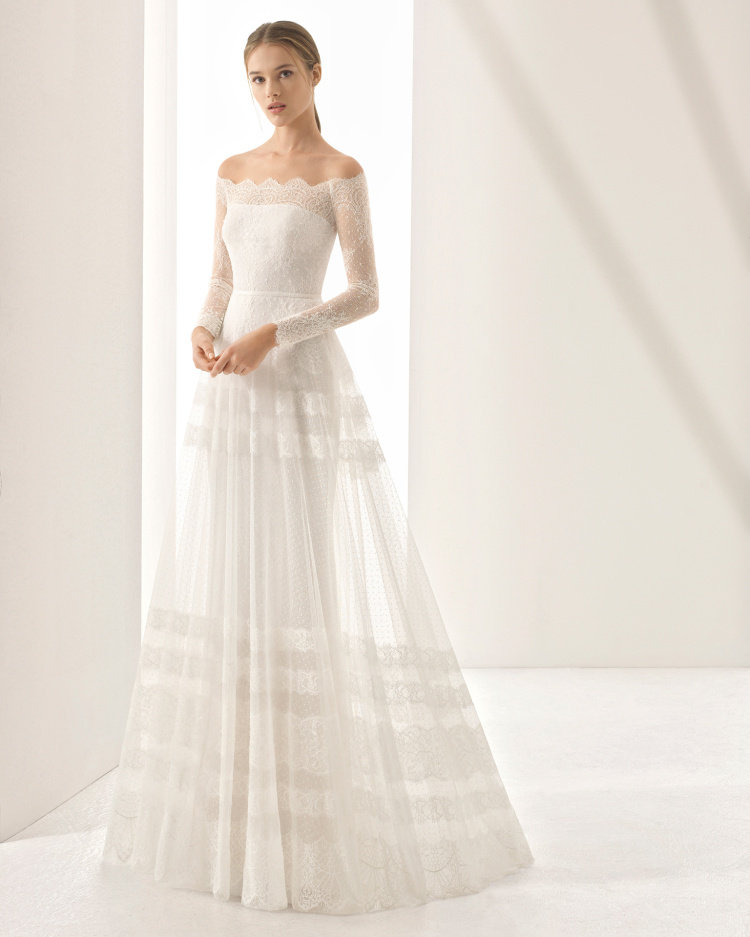 热销服装定制 高级_高级定制2018新款白纱长款拖尾一字肩款蕾丝婚宴