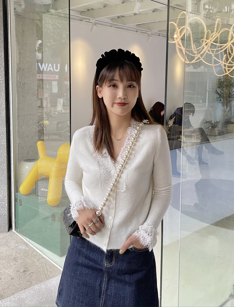 白色蕾丝上衣洋气小衫法式v领修身打底衫内搭针织开衫女秋冬新款