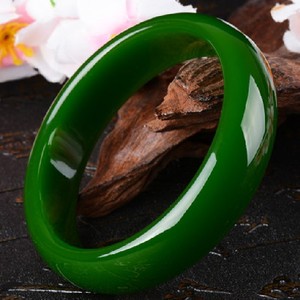 新疆和田玉手镯碧玉菠菜绿玉镯图片