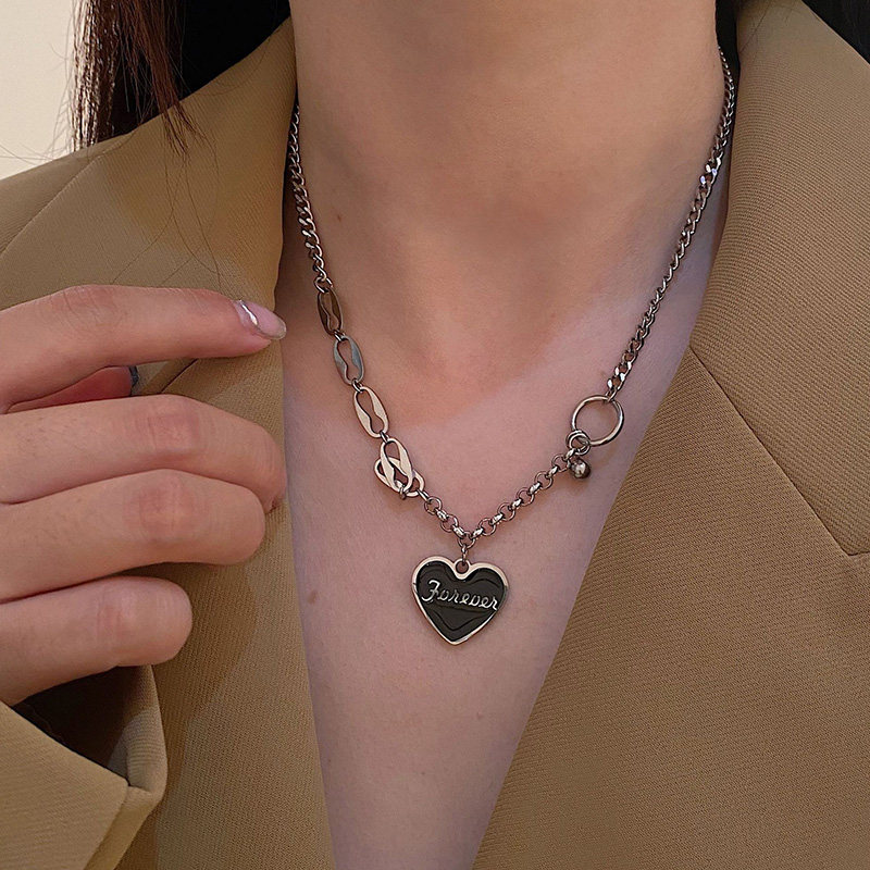 黑色爱心字母吊坠项链钛钢毛衣链女ins冷淡风简约嘻哈时尚锁骨链