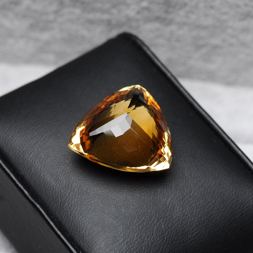 近乎完美顶级巴西黄水晶裸石 带天然深浅过渡色 36克拉