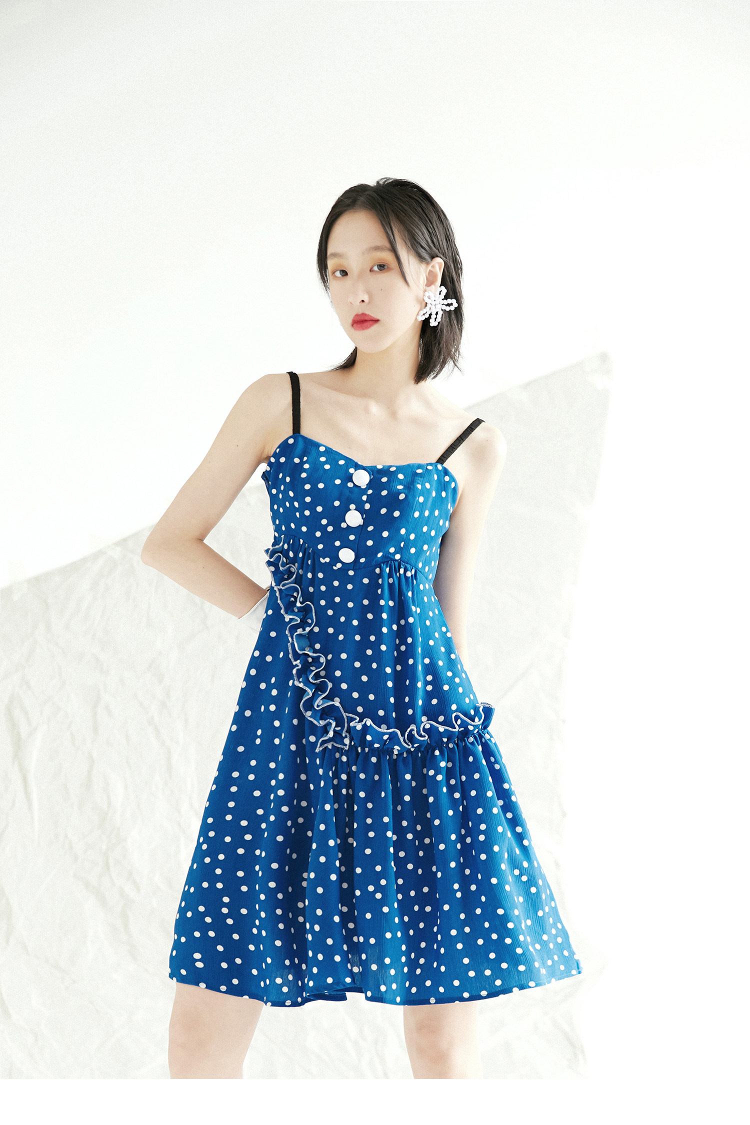 蓝白波点连衣裙