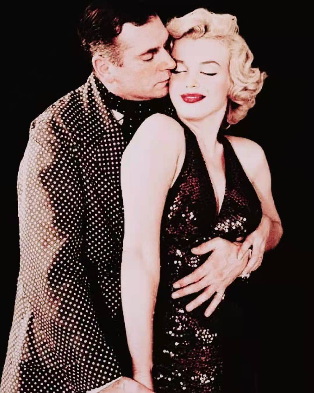 阿狗[现货]游龙戏凤 梦露宣传照 黑亮片60s性感挂脖v领包臀露背裙