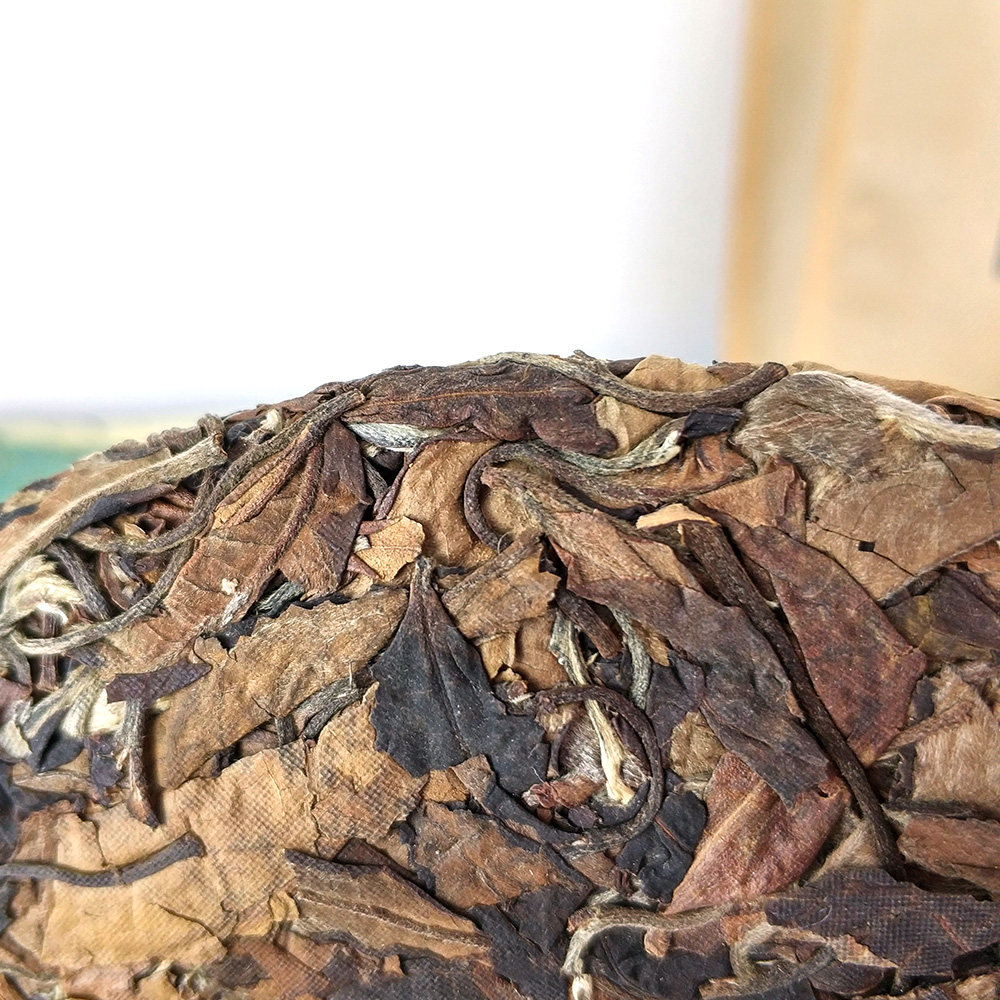 云南古树老白茶饼茶八年以上老料茶叶