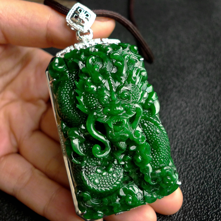 【霸气重量级】18k金伴钻石镶老坑种辣绿翡翠龙牌吊坠 75.30g