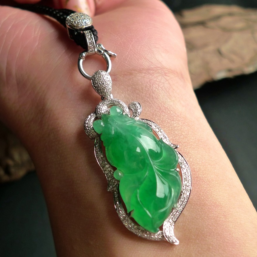 年年有鱼 18k金伴钻石镶冰种阳绿缅甸a货翡翠金鱼吊坠 9.90g