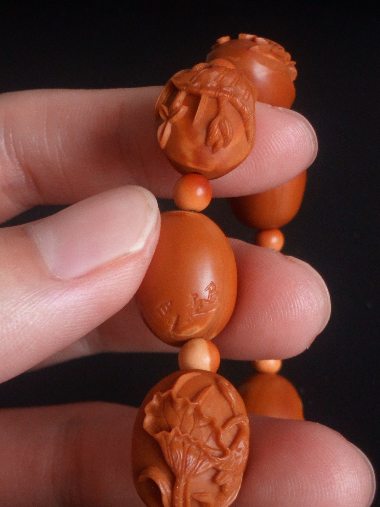 1.2 核雕师罗超《荷花》