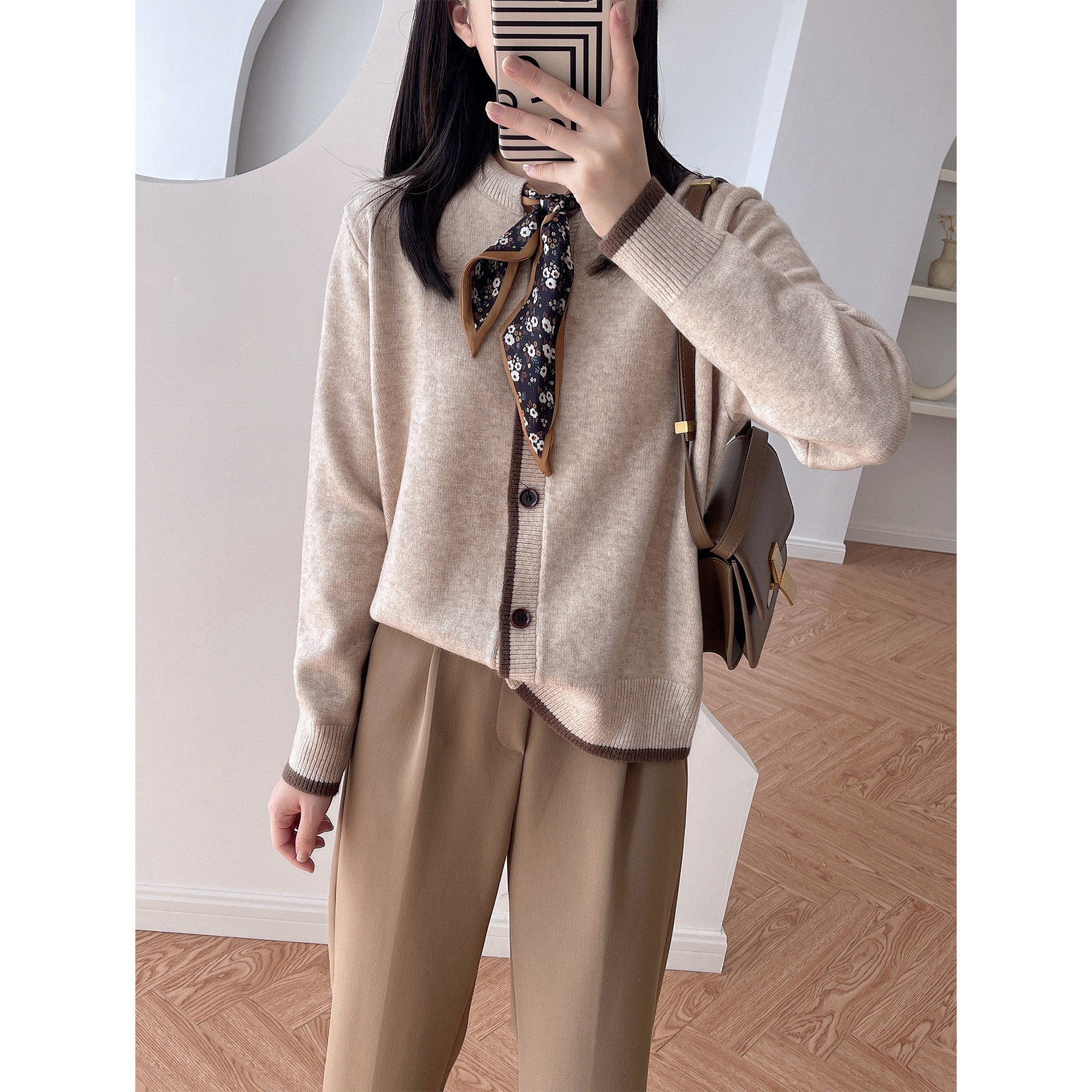 洋气小众丝巾系带圆领针织开衫拼色镶边宽松柔软包芯纱毛衣外套女