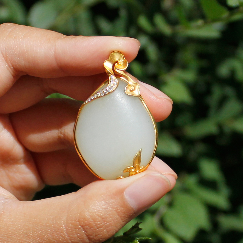 和田玉吊坠天然新疆籽料18k金镶嵌