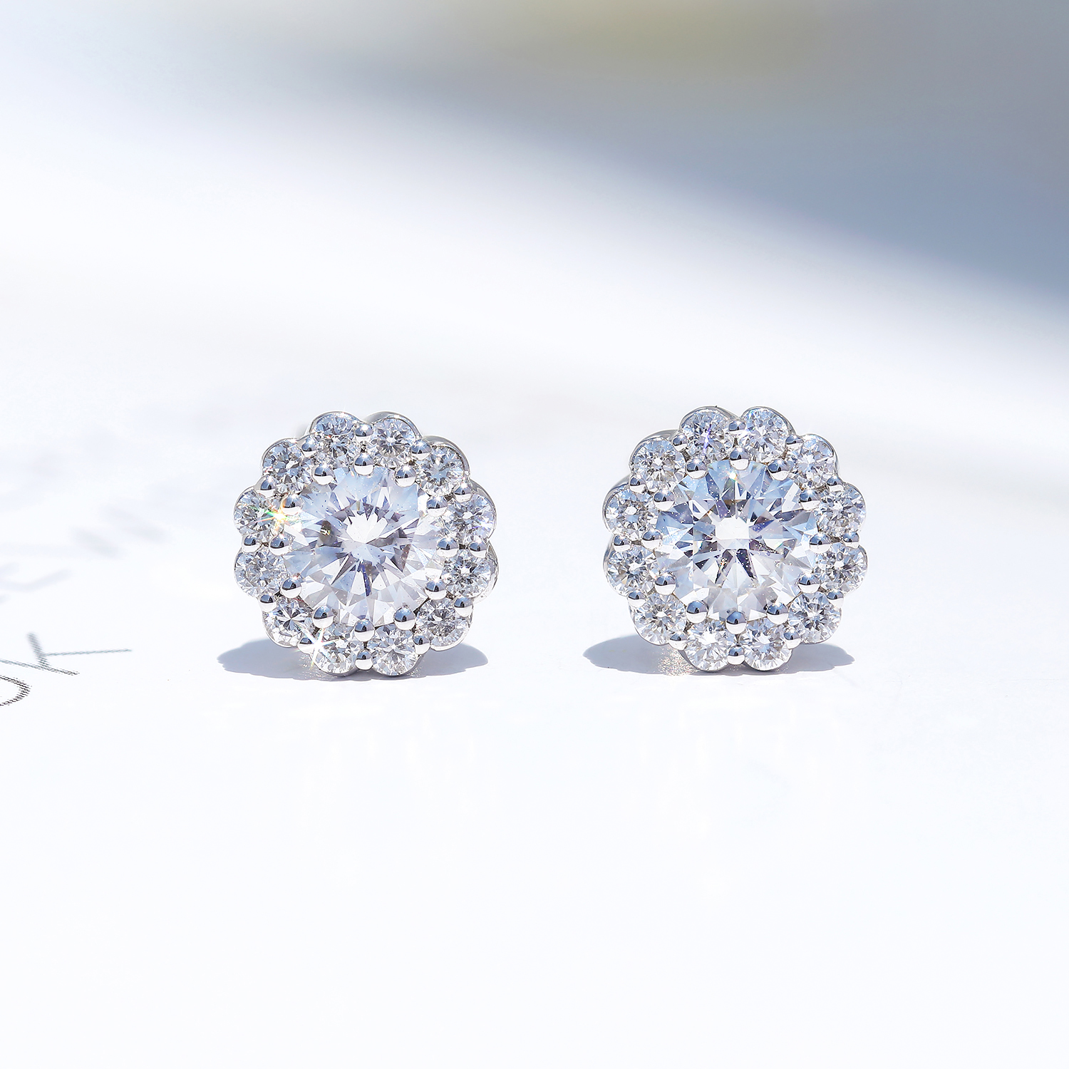 宝石矿工 18k白金群镶显大钻石耳钉 时尚通勤群镶真钻耳环耳饰女