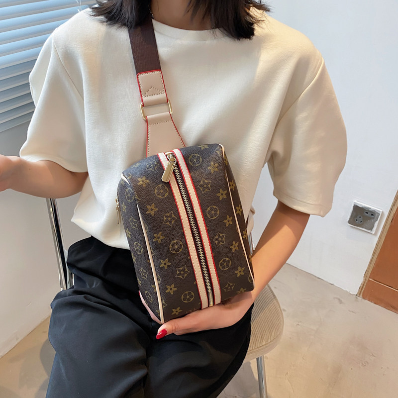 胸包女小包2021新款潮韩版斜跨包时尚百搭单肩包女士运动风胸前包