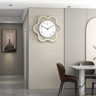 奶油风创意挂钟客厅2024新款现代简约家用时钟挂墙静音装饰钟表