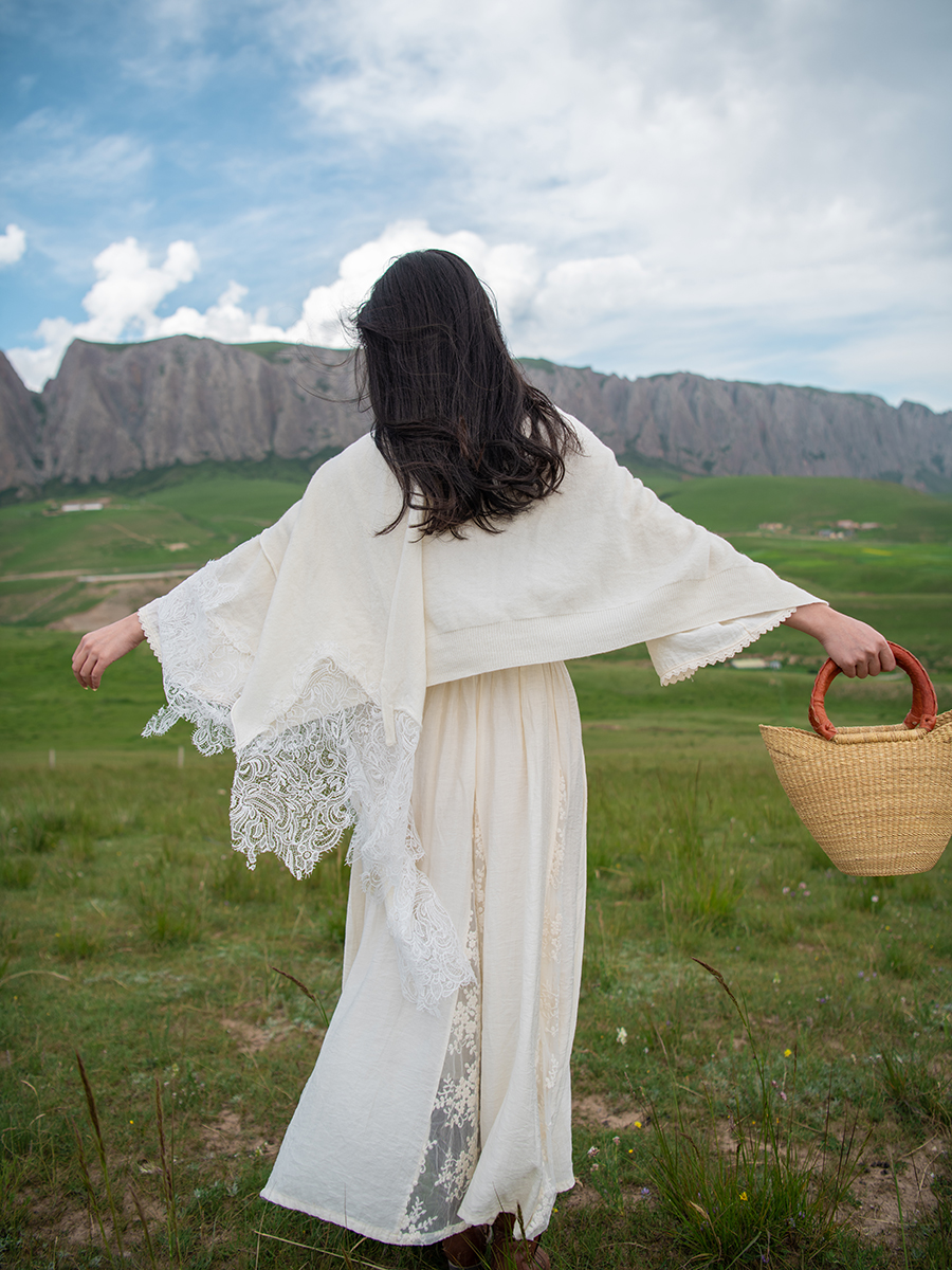 理想三旬旅行女装秋装米白色针织蕾丝拼接气质女神披肩围巾长款