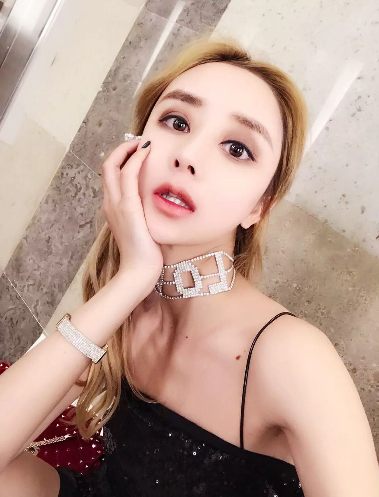 蜜豆同款_大蜜豆miki同款镶钻字母love颈链缕空网红脖圈项圈锁骨链