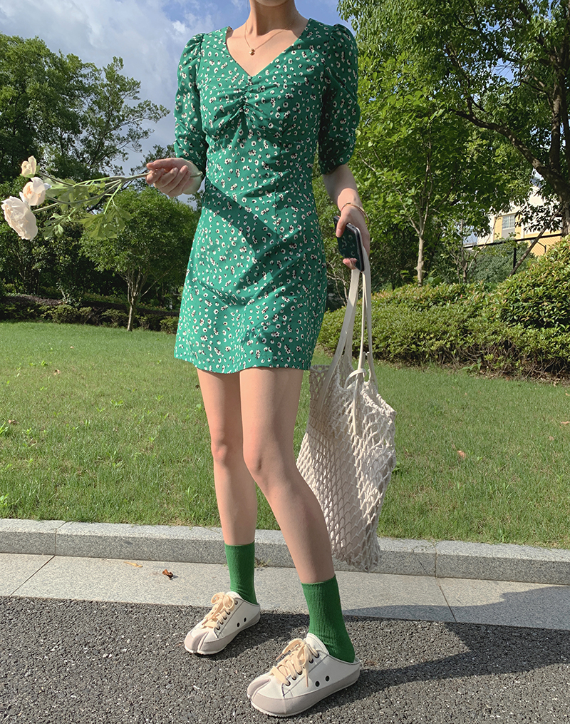 韩版气质绿色碎花女裙子2023夏款中长款v领连衣裙收腰显瘦女神裙