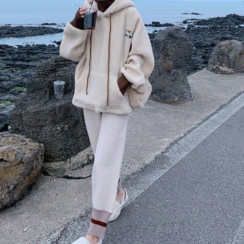 杏色上衣 毛呢裤子