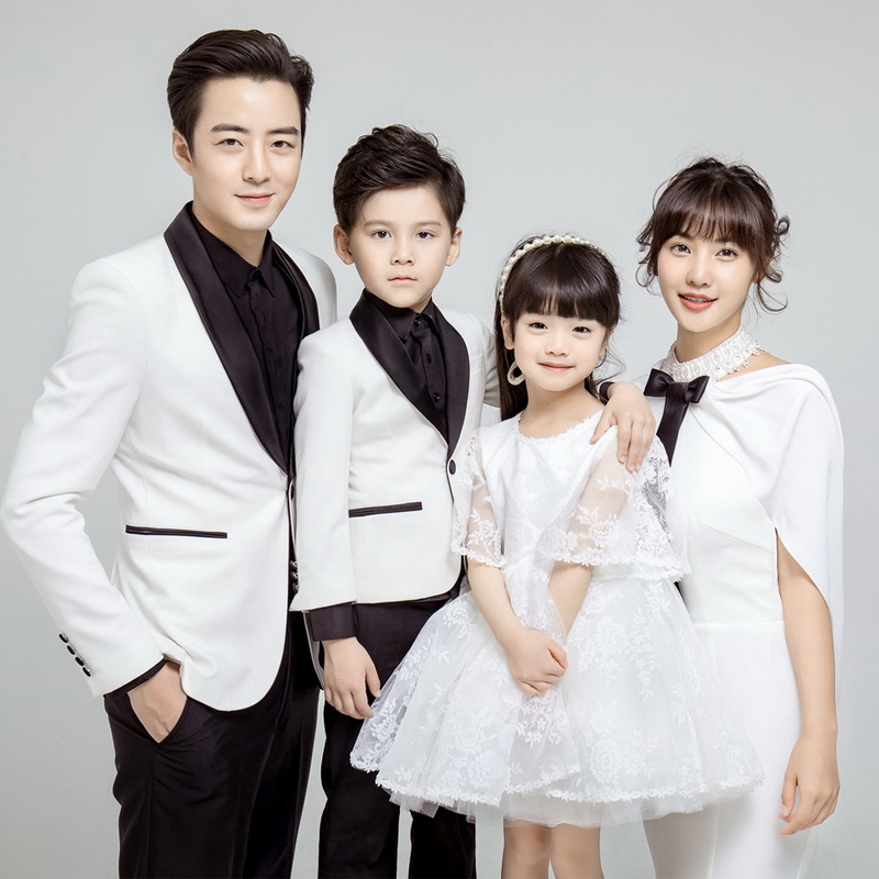 2022展会新款影楼亲子主题服装一家四口全家福拍照英伦风黑白套装