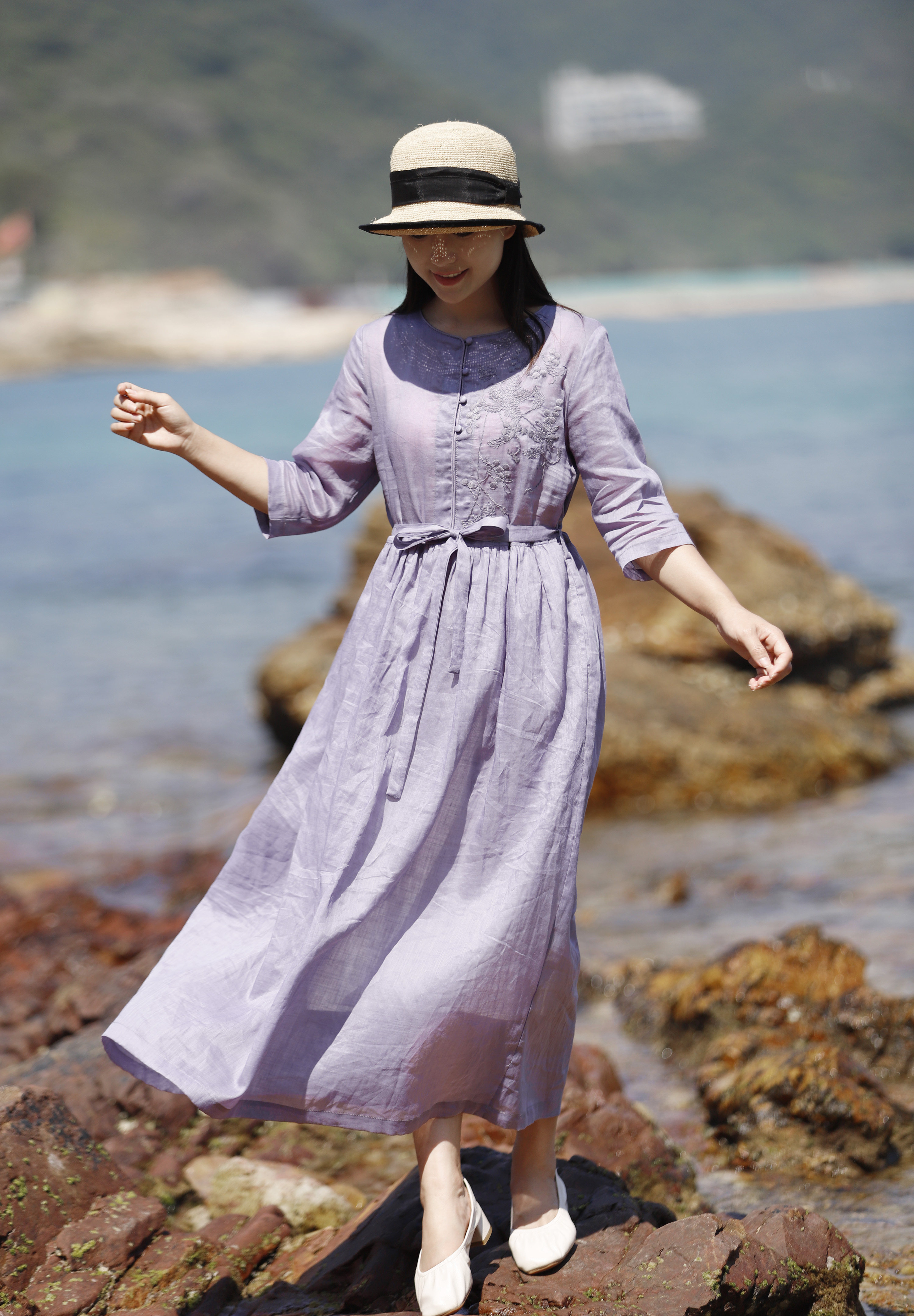 十五家2022新款苎麻刺绣连衣裙纯色简约大摆飘逸垂感宽松棉麻女装