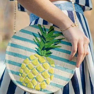 蘿拉芬迪沙發墊的價格 2020新款菠蘿刺繡手工編織草編包可愛蘿莉風時尚條紋沙灘斜挎女包 芬迪表