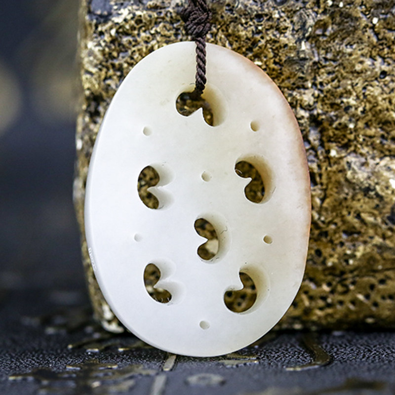 国家级玉雕大师陈冠军和田白玉莲藕10.2765g