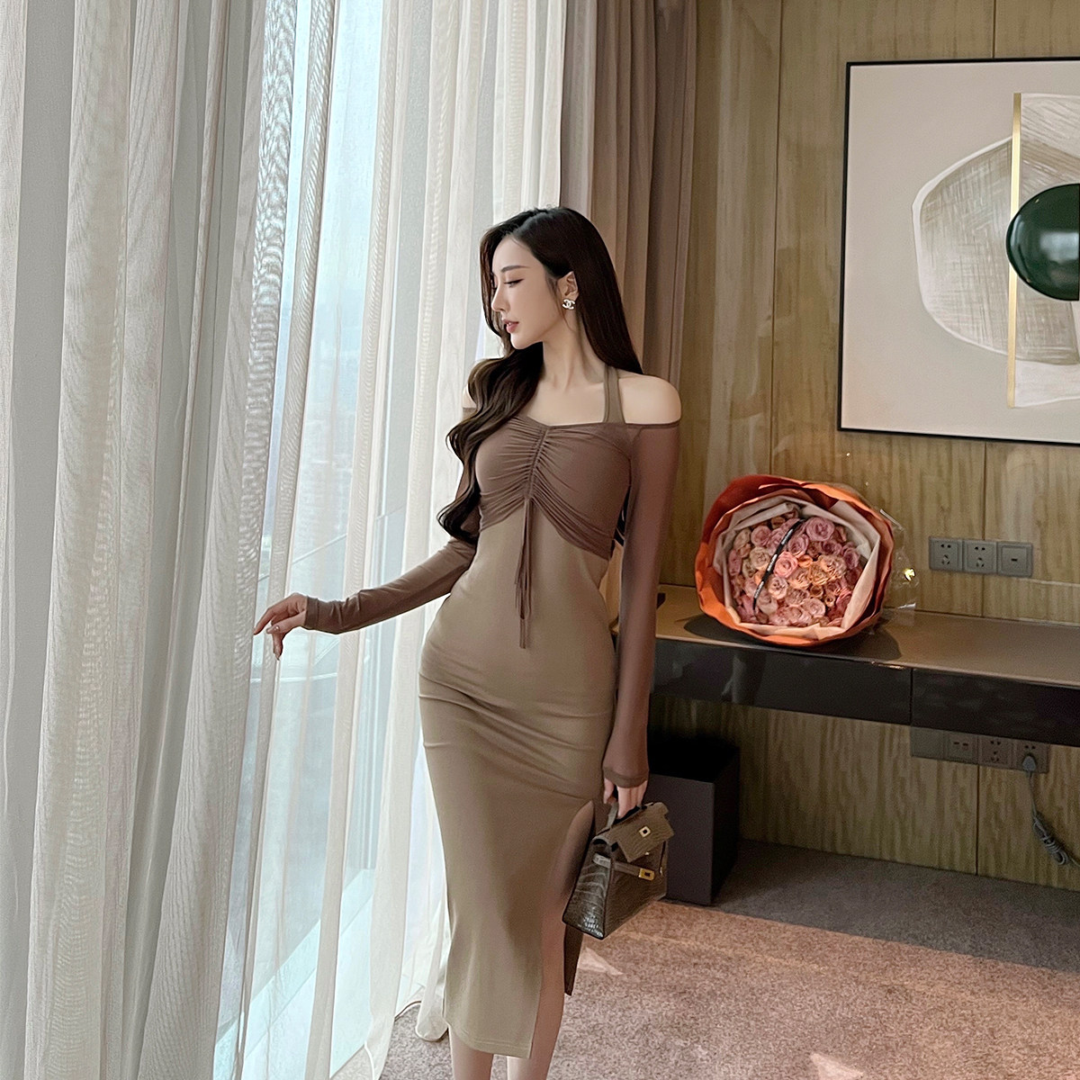 sx善喜卡其色性感开叉挂脖修身包臀连衣裙女抽皱外套露肩气质套装