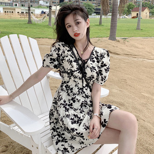 Celebrity temperament dress summer 2022 New Retro French V-neck broken flower waist slim short sleeved skirt