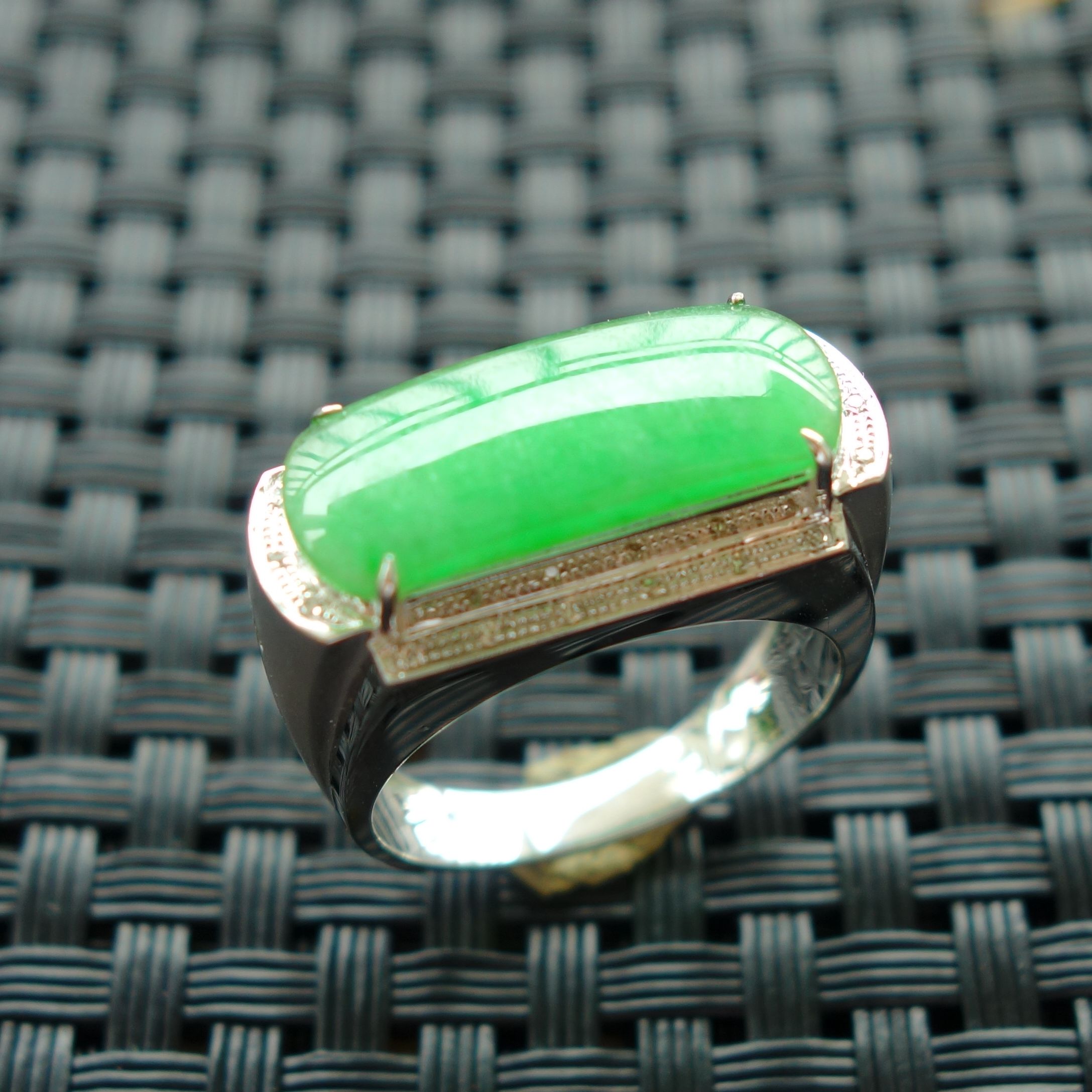 18k金伴钻镶嵌阳绿翡翠a货马鞍戒指(圈口18.3)5.30克