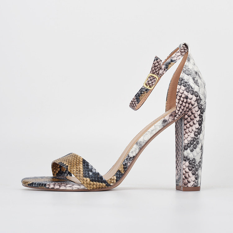 外贸2021欧美新款蛇皮纹女凉鞋夏季粗跟女鞋性感露趾超大码高跟鞋