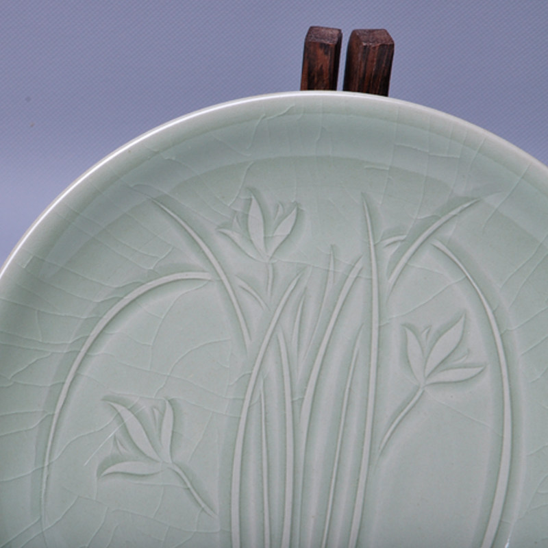 王振芳 中国陶瓷工艺大师 豆绿刻花兰草盘