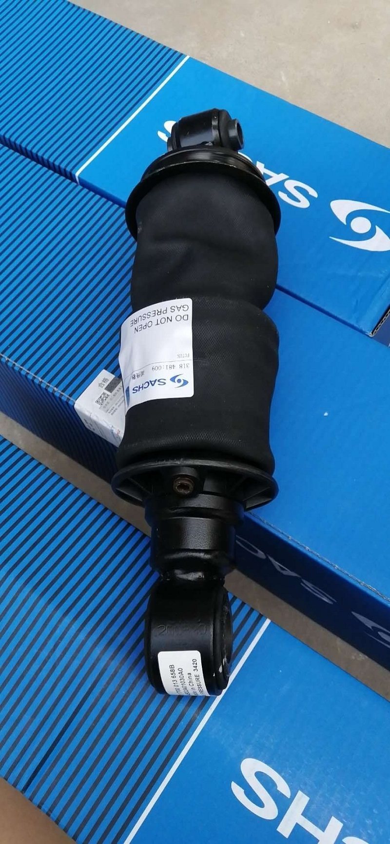 春群适配欧曼gtl适用est驾驶室前气囊减震器空气弹簧避震促销进口