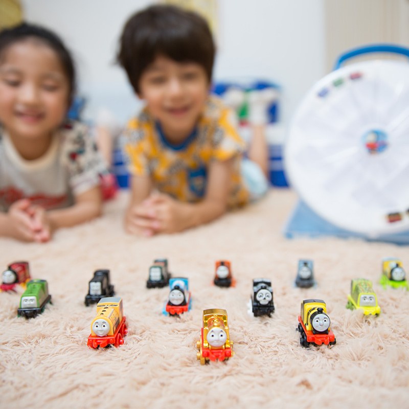 費雪 托馬斯和朋友之迷妳小火車便攜收納盒禮盒 火車頭玩具DTL93在類目 玩具/童車/益智/積木/模型, 電動/遙控/慣性/發條玩具, 慣性/回力/滑行玩具中 - 來自Buy2taobao.com提供專業的淘寶代購服務