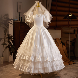 出门古董轻婚纱新娘2024新款缎面法式复古迎宾纱旅拍蕾丝白色礼服