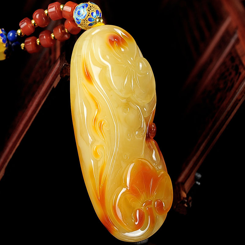 52.40克 (含链)大颗精雕俏色蜜蜡如意挂件 *2660*