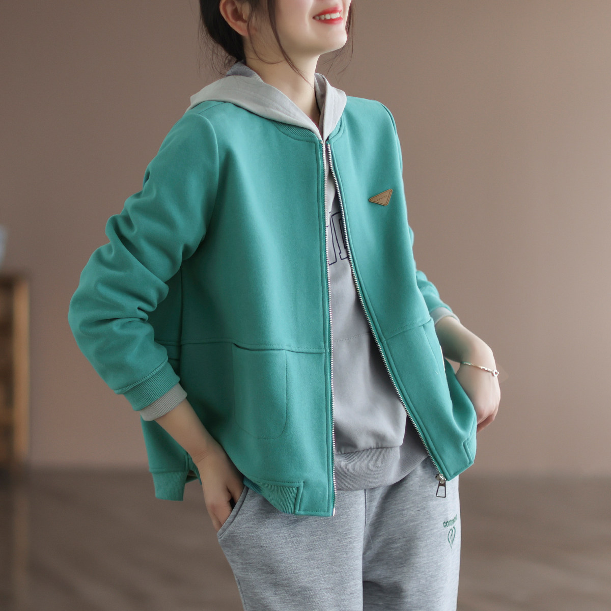 代勒文艺青春活力减龄休闲短外套女春季款宽松纯色棉质棒球领上衣